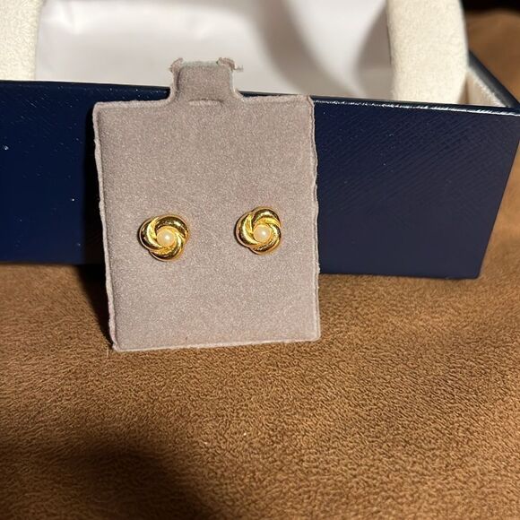 Faux gold with pearl pierced earrings. - Picture 3 of 4